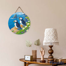 Carica l'immagine nel visualizzatore di Gallery, Diamond Painting su Disco di Legno - Pulcinella di mare sulle scogliere oceaniche