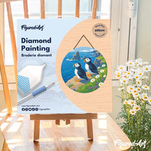 Carica l'immagine nel visualizzatore di Gallery, Diamond Painting su Disco di Legno - Pulcinella di mare sulle scogliere oceaniche