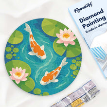 Carica l'immagine nel visualizzatore di Gallery, Diamond Painting su Disco di Legno - Stagno di Carpe Koi