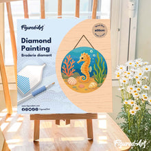 Carica l'immagine nel visualizzatore di Gallery, Diamond Painting su Disco di Legno - Cavalluccio marino