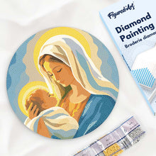 Carica l'immagine nel visualizzatore di Gallery, Diamond Painting su Disco di Legno - L’abbraccio di Maria