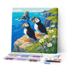 Carica l'immagine nel visualizzatore di Gallery, Mini Diamond Painting 25x25cm Pulcinella di mare sulle scogliere oceaniche Figured'Art