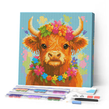 Carica l'immagine nel visualizzatore di Gallery, Mini Diamond Painting 25x25cm Highland Cow regina del giardino Figured'Art