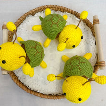 Carica l&#39;immagine nel visualizzatore di Gallery, Kit Amigurumi - Ape e Tartaruga