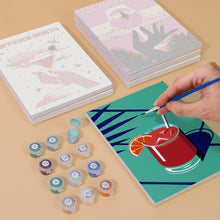 Carica l&#39;immagine nel visualizzatore di Gallery, Dipingere con i numeri – Set di 6 tele | Poster di cocktail chic