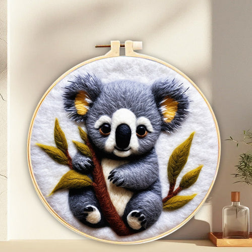 Needle Felting Koala su un ramo