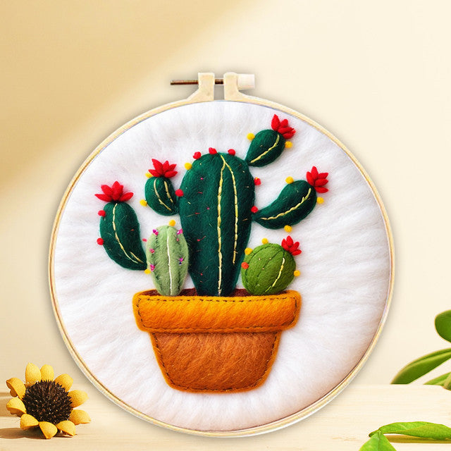 Needle Felting Cactus in vaso
