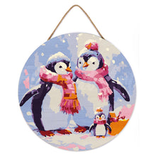Carica l&#39;immagine nel visualizzatore di Gallery, Dipingere con i Numeri su Disco di Legno - Famiglia di Pinguini nella Neve