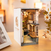 Carica l&#39;immagine nel visualizzatore di Gallery, Book Nook - Sakura Densya