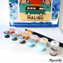 Carica l&#39;immagine nel visualizzatore di Gallery, Mini Kit da Dipingere con i Numeri 20x20cm con cornice - Orso con ghirlanda natalizia