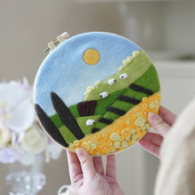 Carica l&#39;immagine nel visualizzatore di Gallery, Needle Felting La campagna in estate