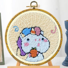 Carica l&#39;immagine nel visualizzatore di Gallery, Punch Needle Piccolo unicorno con un&#39;arancia