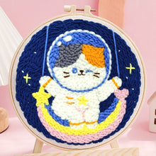 Carica l&#39;immagine nel visualizzatore di Gallery, Punch Needle Gattino sulla&#39;altalena arcobaleno