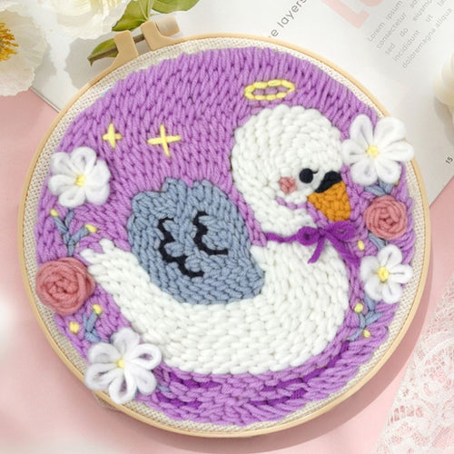 Punch Needle Cigno con nastro viola