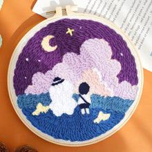 Carica l&#39;immagine nel visualizzatore di Gallery, Punch Needle Una passeggiata sotto la luna