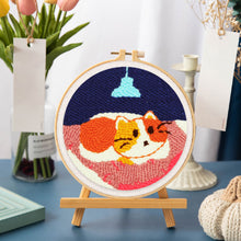 Carica l&#39;immagine nel visualizzatore di Gallery, Punch Needle Kit Gatto nella cuccia