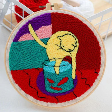 Punch Needle Un gatto che gioca con il pesce rosso