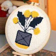 Carica l&#39;immagine nel visualizzatore di Gallery, Punch Needle Bouquet di fiori gialli