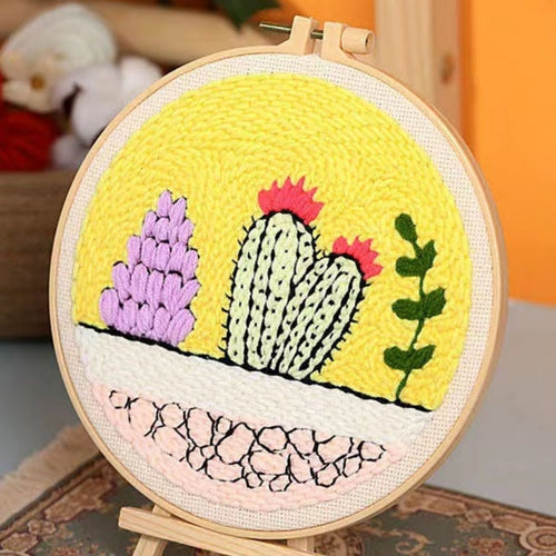 Punch Needle Cactus colorati su sfondo giallo