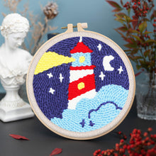 Carica l&#39;immagine nel visualizzatore di Gallery, Punch Needle Kit Faro e Notte Stellata