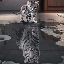 Carica l&#39;immagine nel visualizzatore di Gallery, Diamond Painting - Tigre E Leone Riflessivi